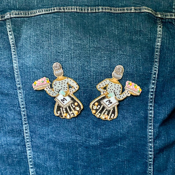 Beaded shimmering lady with a basket appliqué sew on patchwork(Right) - Picture 6 of 7